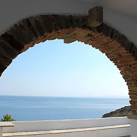 En Plo Isternia (Tinos)
